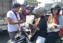 Warga memanfaatkan operasi pasar mendapatkan beras berkualitas dengan harga terjangkau.