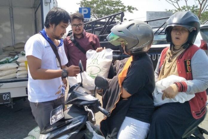 Warga memanfaatkan operasi pasar mendapatkan beras berkualitas dengan harga terjangkau.