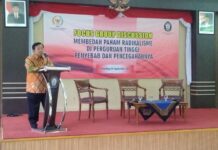 Wakil Ketua DPD Jawa Tengah Akhmad Muqowam membuka diskusi "Membedah Paham Radikalisme di Perguruan Tinggi-Penyebab dan Pencegahannya" di Fakultas Ilmu Sosial dan Ilmu Politik Undip, Kamis (26/9).