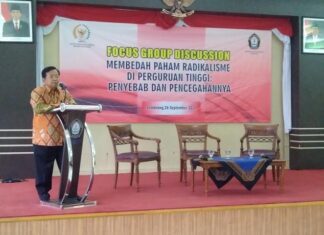 Wakil Ketua DPD Jawa Tengah Akhmad Muqowam membuka diskusi "Membedah Paham Radikalisme di Perguruan Tinggi-Penyebab dan Pencegahannya" di Fakultas Ilmu Sosial dan Ilmu Politik Undip, Kamis (26/9).