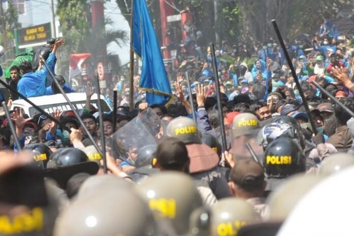Bentrok Polisi dan Mahasiswa di Palu (photo: antaranews)