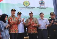 Menteri Pertanian Andi Amran didampingi Gubernur Jawa Tengah Ganjar Pranowo melepas komoditas ekspor pertanian di Pelabuhan Tanjung Emas Semarang, Minggu (29/9).