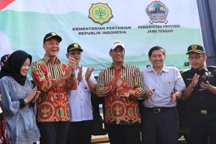 Menteri Pertanian Andi Amran didampingi Gubernur Jawa Tengah Ganjar Pranowo melepas komoditas ekspor pertanian di Pelabuhan Tanjung Emas Semarang, Minggu (29/9).