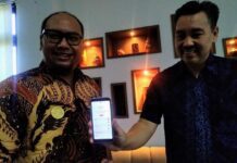 CEO Sadewa Jawara, Eri Pertinda Saputra (kiri) menunjukkan aplikasi digital dari koperasi simpan pinjam, Senin (30/9).