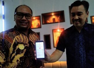 CEO Sadewa Jawara, Eri Pertinda Saputra (kiri) menunjukkan aplikasi digital dari koperasi simpan pinjam, Senin (30/9).