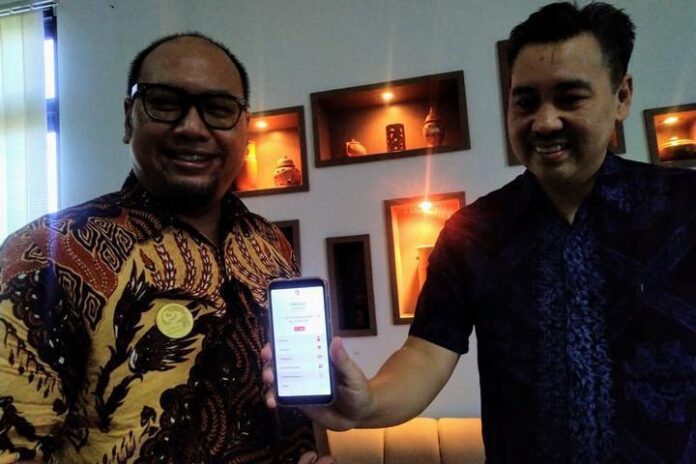 20190930_Eri Pertinda Saputra (kiri) CEO Sadewa Jawara, Eri Pertinda Saputra (kiri) menunjukkan aplikasi digital dari koperasi simpan pinjam, Senin (30/9).