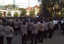 Massa aksi saat menggelar unjuk rasa di depan kantor gubernuran, Senin (30/9) sore.