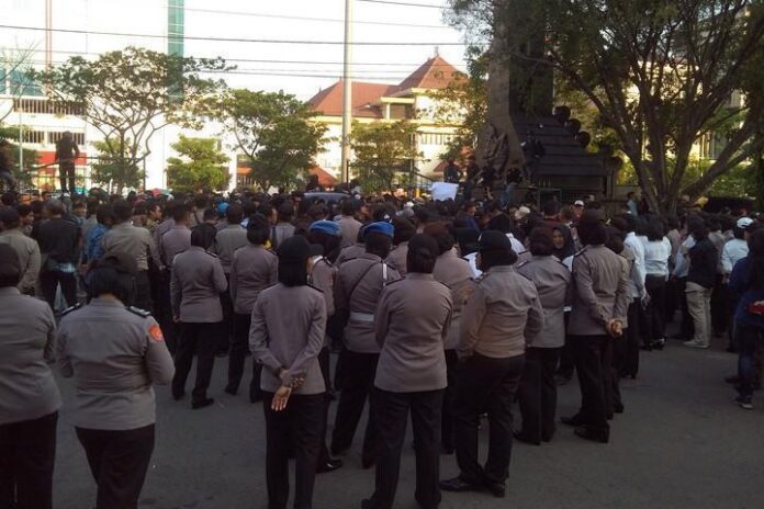 Massa aksi saat menggelar unjuk rasa di depan kantor gubernuran, Senin (30/9) sore.