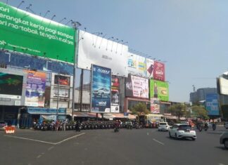 Deretan reklame yang terpajang di sudut kawasan Simpang Lima Semarang.