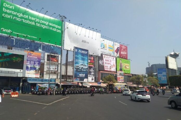 Deretan reklame yang terpajang di sudut kawasan Simpang Lima Semarang.