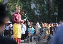 Ganjar Pranowo memimpin upacara Hari Kesaktian Pancasila dengan memakai pakaian adat nusantara, Selasa (1/10).