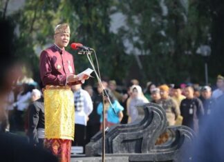 Ganjar Pranowo memimpin upacara Hari Kesaktian Pancasila dengan memakai pakaian adat nusantara, Selasa (1/10).