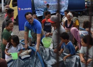 Sejumlah warga di Desa Gagan di Kabupaten Semarang antre air bersih bantuan dari XL Axiata, kemarin.