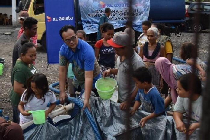 Sejumlah warga di Desa Gagan di Kabupaten Semarang antre air bersih bantuan dari XL Axiata, kemarin.