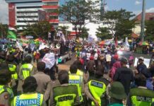 Ratusan buruh di Jateng berunjuk rasa di depan kantor gubernuran, Rabu (2/10).