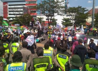 Ratusan buruh di Jateng berunjuk rasa di depan kantor gubernuran, Rabu (2/10).