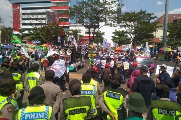 Ratusan buruh di Jateng berunjuk rasa di depan kantor gubernuran, Rabu (2/10).