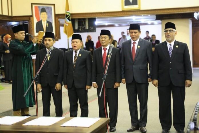 Pimpinan DPRD Jateng saat diambil sumpahnya, Senin (30/9).