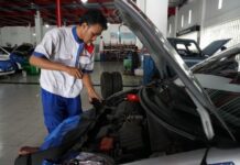 Seorang mekanik di CARfix sedang melakukan perawatan berkala terhadap mobil pelanggan.