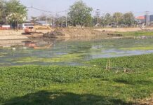 Sebuah ekskavator sedang melakukan pengerukan sedimentasi di Kanal Banjir Barat.