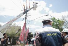Personel PDKB di Posko Layanan VVIP sedang memeriksa jaringan listrik di sekitar kediaman Presiden Jokowi di Surakarta.