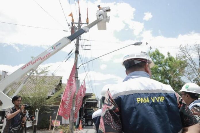 Personel PDKB di Posko Layanan VVIP sedang memeriksa jaringan listrik di sekitar kediaman Presiden Jokowi di Surakarta.