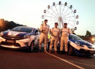 Tiga dari empat pebalap Team CARfix Indonesia pose di depan dua mobil.
