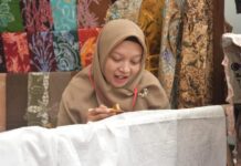Seorang santri pondok pesantren sedang belajar membatik.