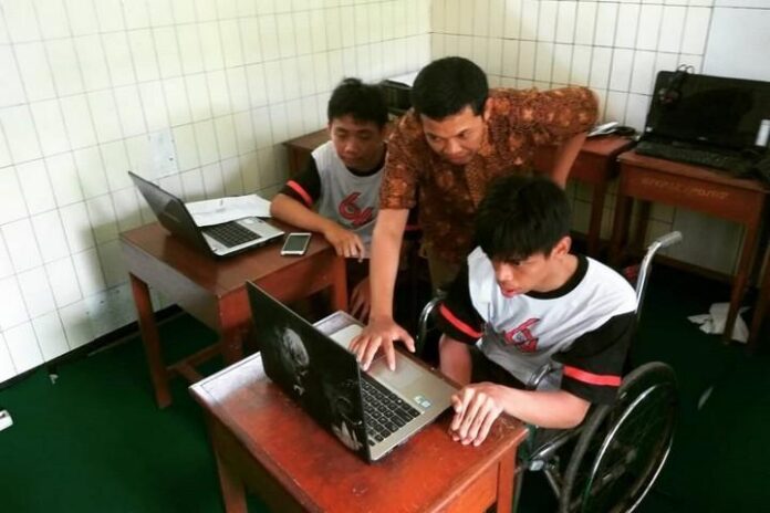 2019-10-08_Bramudia Nur Alam Pendamping dari Bramudia Nur Alam memberikan penjelasan soal materi untuk perlombaan. (Foto: ISTIMEWA)