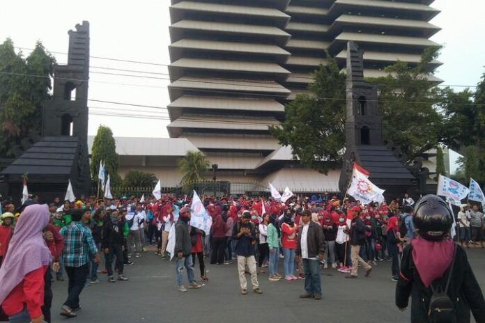 unjuk rasa di depan kantor gubernuran