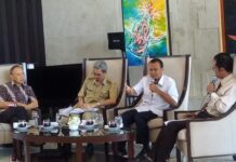 Hadi Santoso (dua dari kanan)