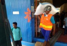 Pekerja gudang Bulog Kaliwungu