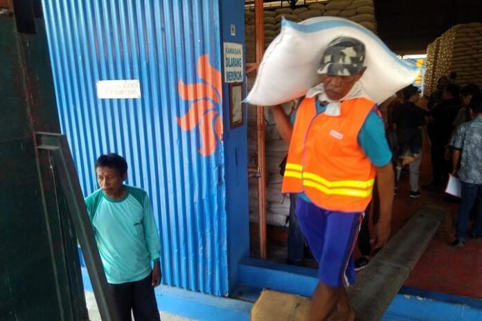 2020-01-04_Logistik Banjir Pekerja gudang Bulog Kaliwungu
