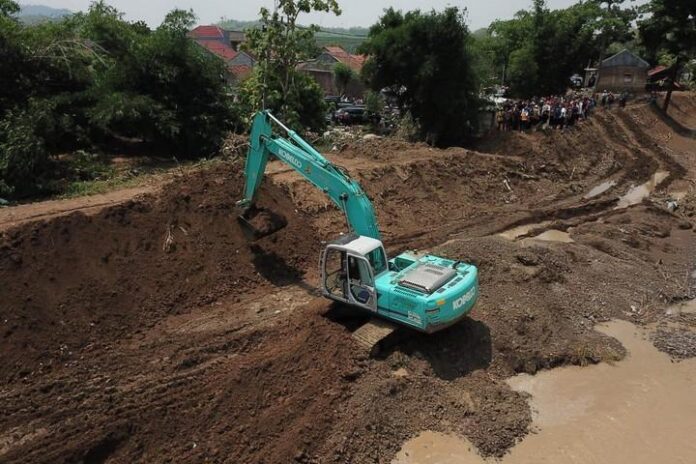 Alat berat di Ketanggungan