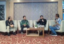 Yulianto Prabowo (dua dari kiri)