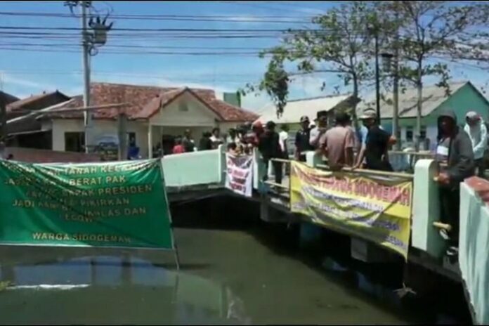 2020-02-26_spanduk bertulis protes warga Sidogemah Spanduk Protes Warga Sidogemah