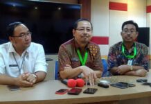 Agoes Oerip Poerwoko (tengah)