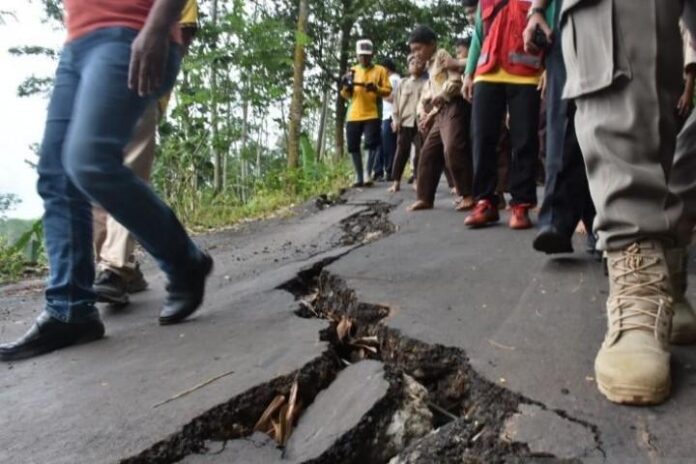 Tanah Ambles di Batang