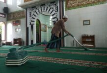 Bersih-Bersih Karpet Masjid