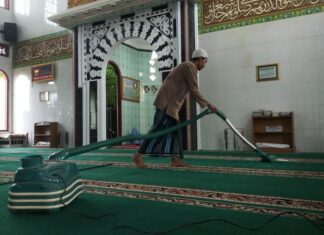 Bersih-Bersih Karpet Masjid