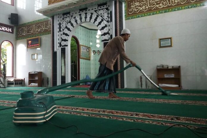 Bersih-Bersih Karpet Masjid