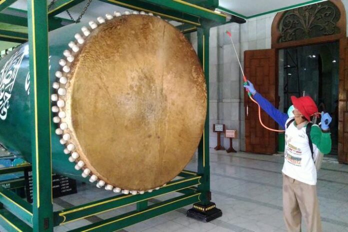 Masjid Agung Semarang Disemprot Desinfektan