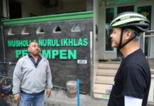 Ganjar berdialog dengan pengurus masjid