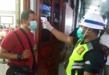 Penumpang di Stasiun Tawang diukur suhu tubuhnya