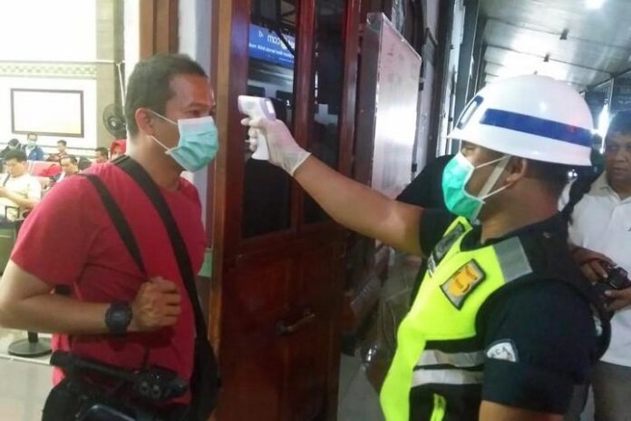 Penumpang di Stasiun Tawang diukur suhu tubuhnya