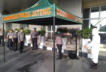 Polda Jateng antre melewati tenda sterilisasi