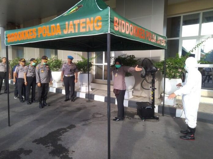 2020-03-24_Polda Jateng antre melewati tenda sterilisasi Polda Jateng antre melewati tenda sterilisasi