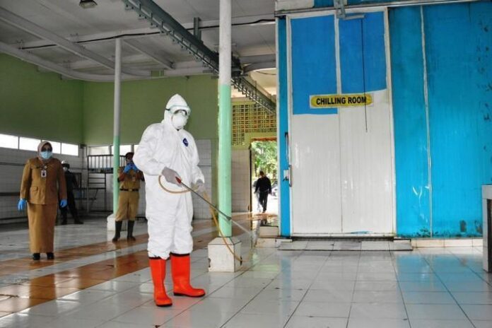 Penyemprotan desinfektan di RPH Semarang