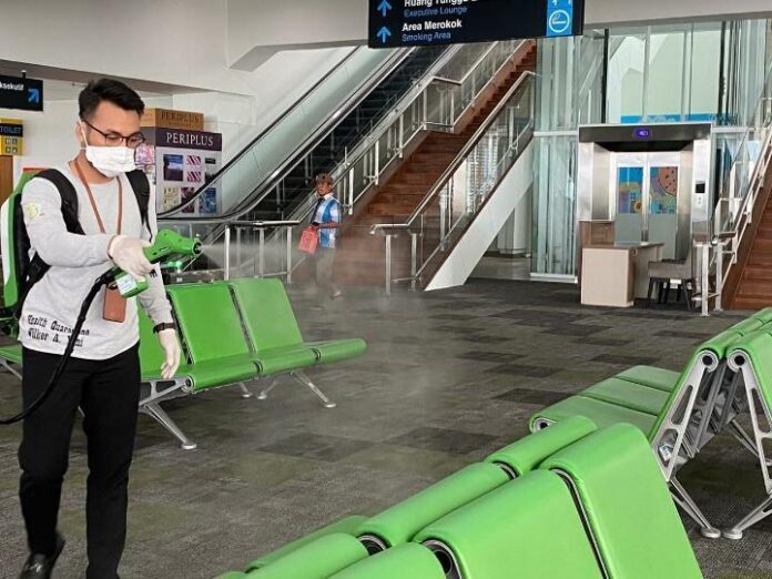 etugas menyemprotkan desinfektan Petugas menyemprotkan desinfektan