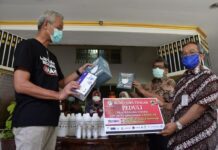 Bantuan masker dan hand sanitizer